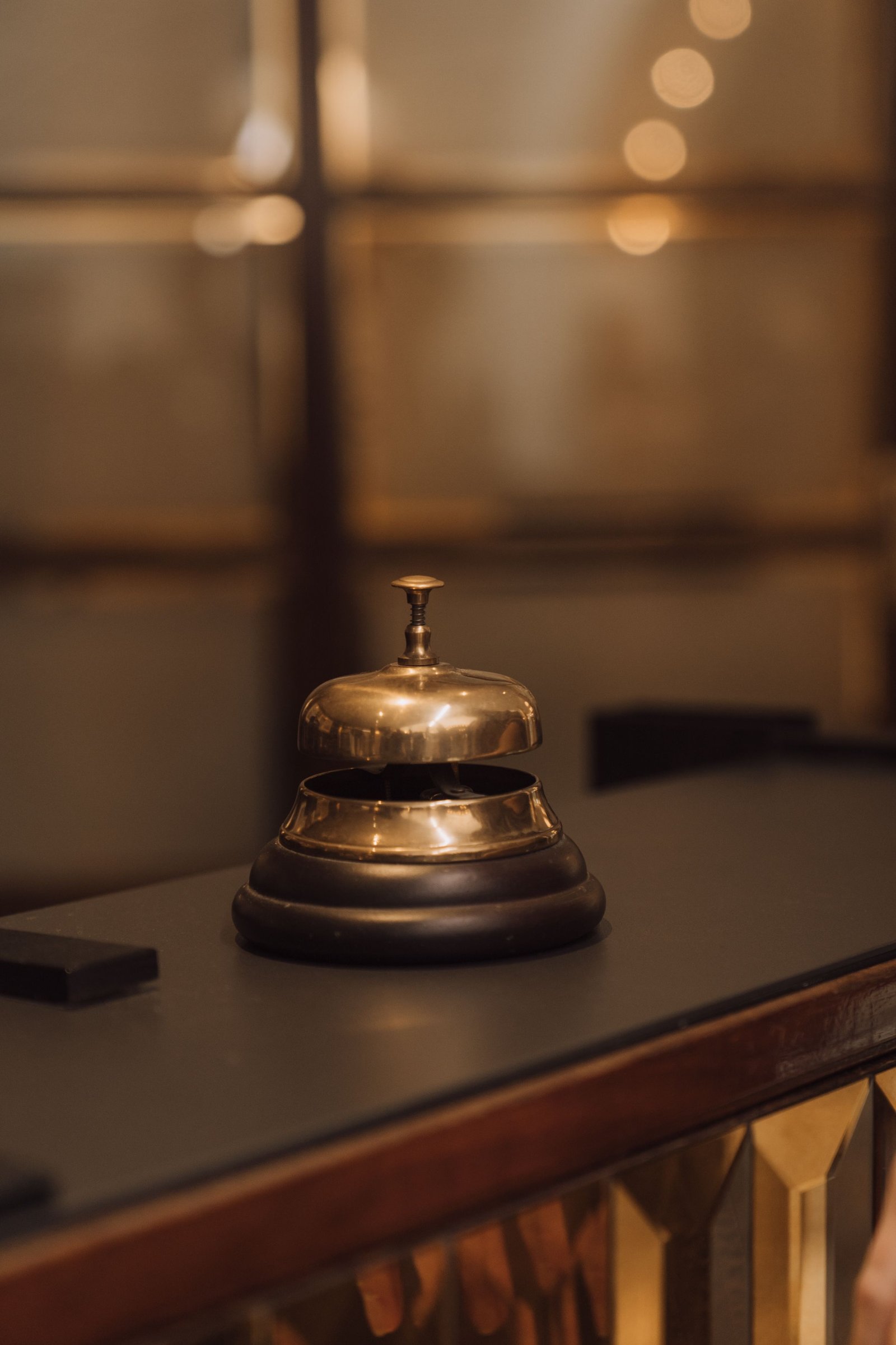 Campana de recepción sobre el mesón de un hotel